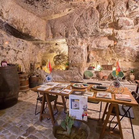 Case-grotte Degli Avi, Esperienza Abitativa In Grotta *
